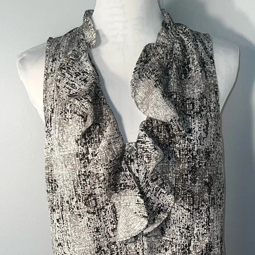 Morena?‎ M tank top ruffled collar button up front   abstract print design